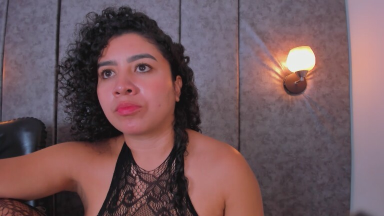 Tharaa24's Streamate show and profile