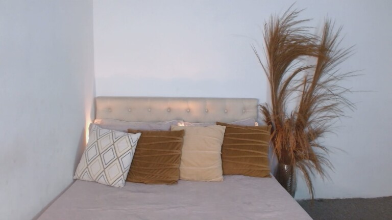 AdharaHiiller's Streamate show and profile