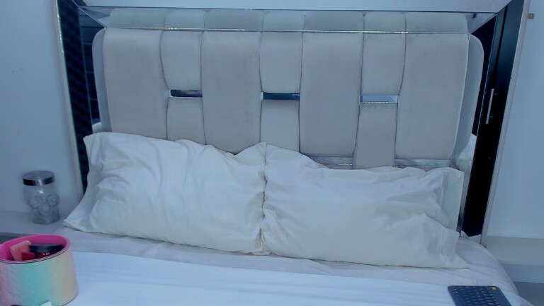 IsadiaRousso's Streamate show and profile