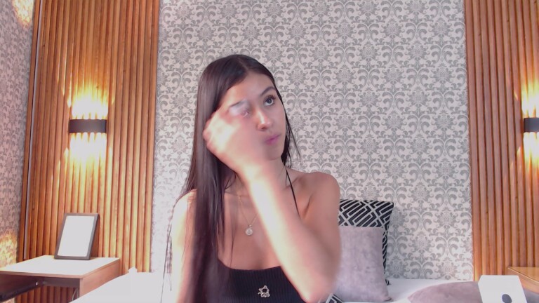 Charlotte_18's Streamate show and profile