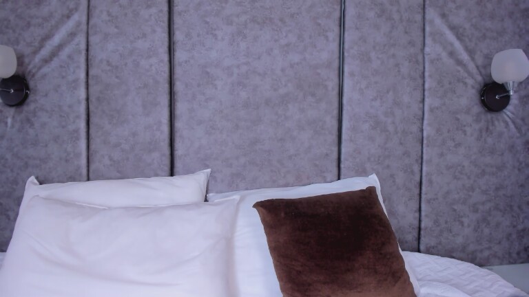 Tharaa24's Streamate show and profile